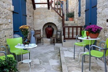 Ipio Vouni Suites